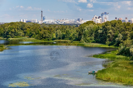 现代的远位于地平线上是城市工业和基辅自然景观在河流岛屿之一附近Dnieper湾的自然景色一个工业城市在背景中可见一闪而过个工业城背景图片