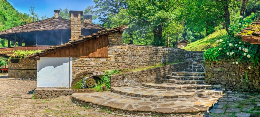 公园保加利亚Etar建筑工程人种地理综合体的旧传统房屋保加利亚一个阳光明媚的夏季日天化保加利亚Etar建筑人种地理综合体巴尔干建图片