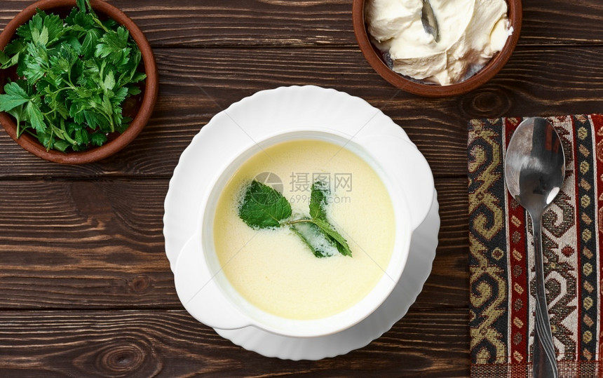 土耳其自制的酸奶汤雅拉季节夏汤热或冷的健康食品第一道开胃菜摄影乳制品橄榄图片