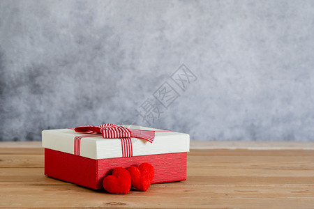 宣传册红色标签象征在现代生锈的棕褐木灰水泥板空间上装有礼品盒的彩色糊面爱形状供模拟设计用于模拟设计的主要物品包括各种不同类的粘糊面包裹背景
