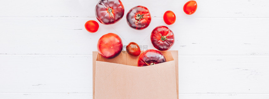 白色的素食主义者制作西红柿MarAzul在白木桌背景上复制空间小屋烹饪概念模拟博客或食谱的壁画校对Portnoy阿祖尔图片