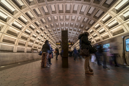 直流而下小时美国华盛顿市2019年3月日美国地铁下运输系统在华盛顿的铁路轨迹上乘坐高列车的未定义乘客花轮隧道运动背景