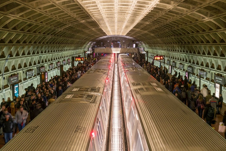 直流而下等待美国华盛顿市2019年3月日美国地铁下运输系统在华盛顿的铁路轨迹上乘坐高列车的未定义乘客花轮忙碌的快速地背景