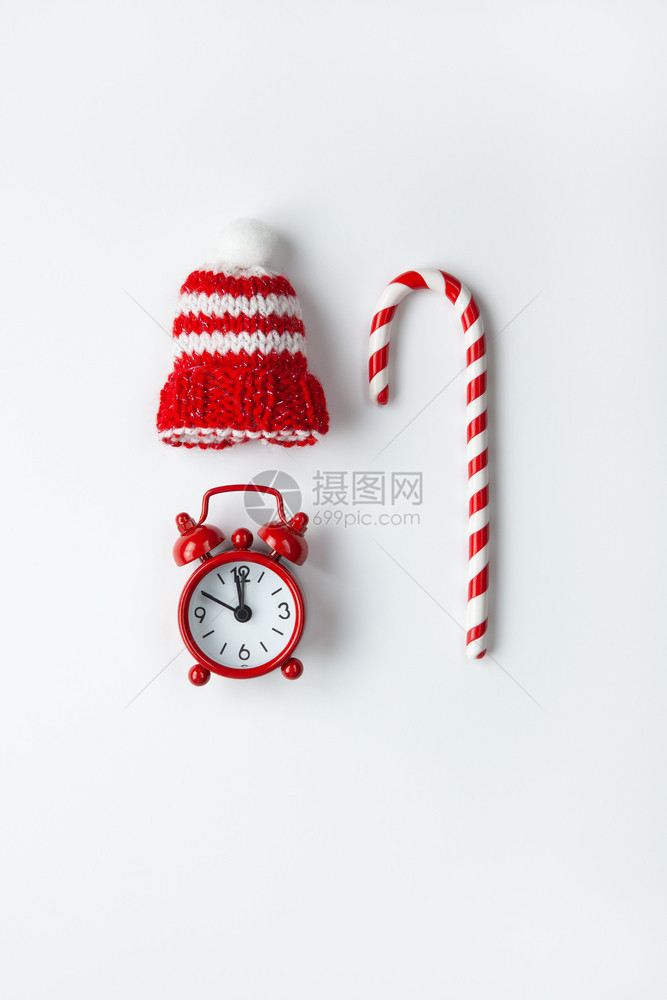 圣诞成份甘蔗糖果小模拟时钟白底带条纹帽子白色最起码的风格佳观景节假日概念社交媒体贺卡传统的快乐款待图片