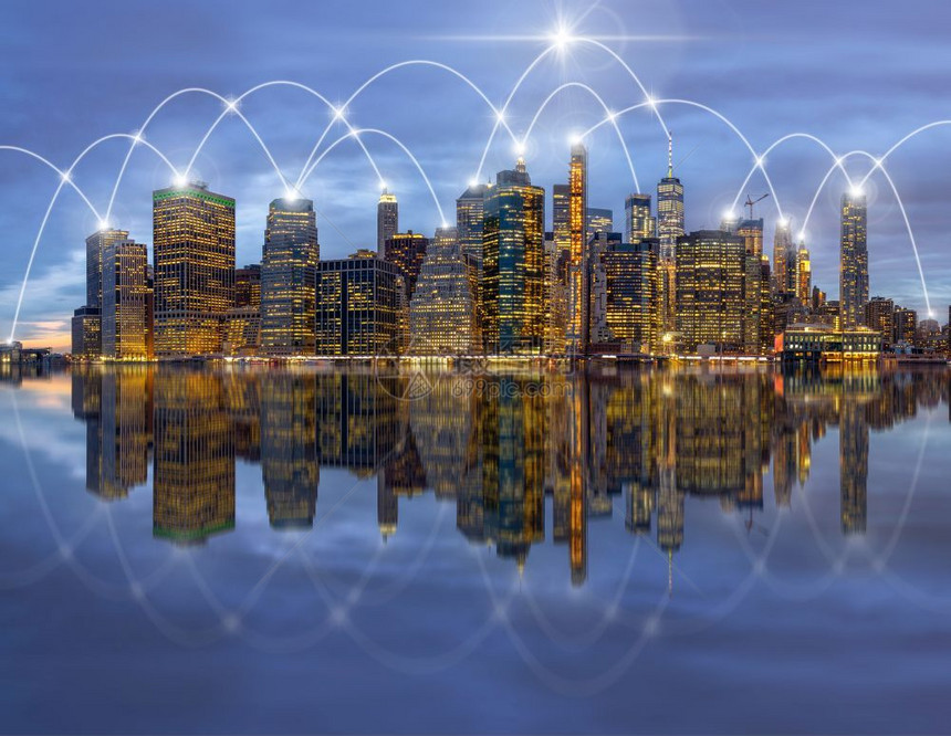 全景沟通建造纽约市风景筑河边两端在黄昏时间建筑和数字据计算机通信和事物互联网之间的技术连接线路概念这些连接线位于纽约城市景楼的河图片