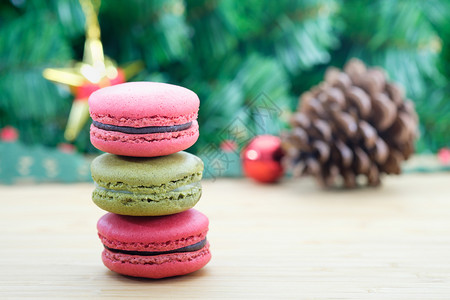 圣诞圈甜和多彩的红心面包饼木背景空白间选择焦点甜圈美味的圣诞节颜色背景