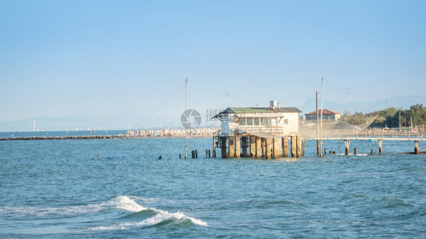 海景丽都生态系统带典型意大利捕鱼机的钓小屋称为trabuccoLidodiDantefiumiunitiRavenna靠近Com图片