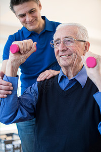 脑评估帮助老年人提高手力重量的心理治疗师电梯图片