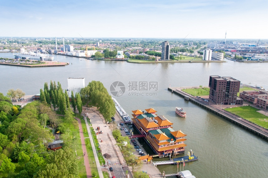 鹿特丹河的历史可追溯到1270年当时在罗特河上修建了一座水坝周围的居民为了安全而定居港口暂停太阳图片