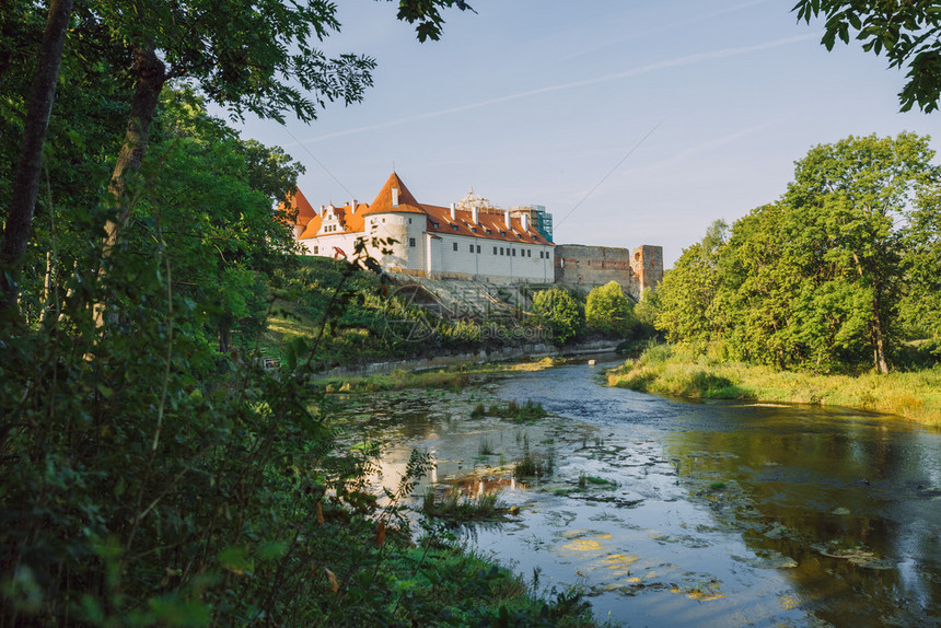 拉脱维亚Bauska市公园有古老城堡河流树林和绿地2019年月日九风景优美旅游图片