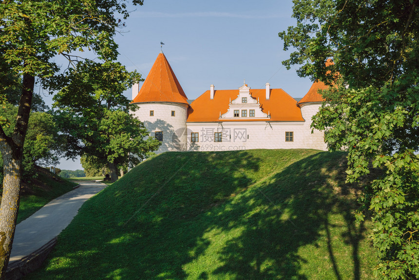 蓝色的拉脱维亚Bauska市公园有古老城堡河流树林和绿地2019年月日夏天国民图片