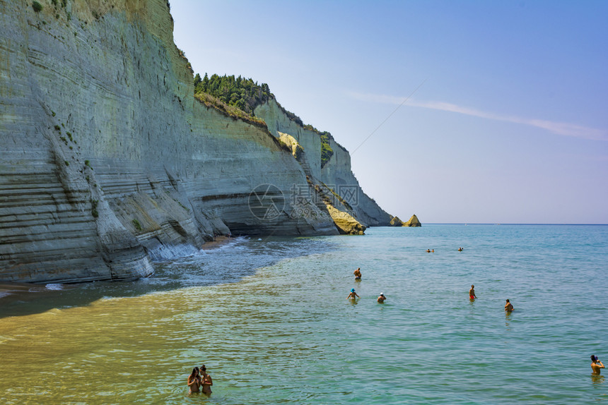 日志气体户外结尾2018年月日希腊科孚岛PerouladesLogas海滩是岛上最特别的悬崖垂直陡峭一个岛屿最终位于希腊科孚岛P图片