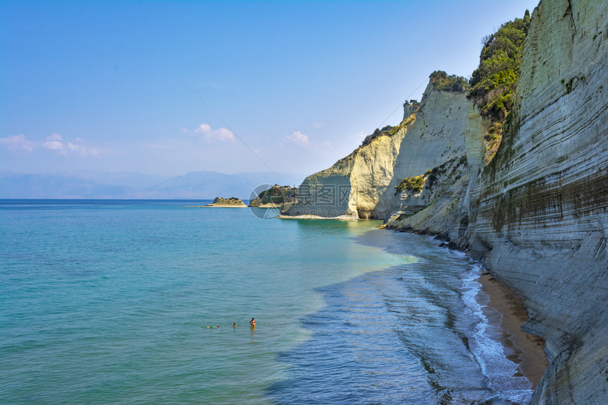 天蓝色娱乐对数气体2018年月日希腊科孚岛PerouladesLogas海滩是岛上最特别的悬崖垂直陡峭一个岛屿最终位于希腊科孚岛图片