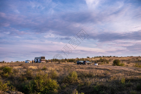 阿克托夫斯基水阿托沃河床靠近乌克兰Nikolaev地区Aktoovo村与Mertvovod河的深花岗峡谷附近的游民们在乌克兰魔鬼谷的一个阳光背景