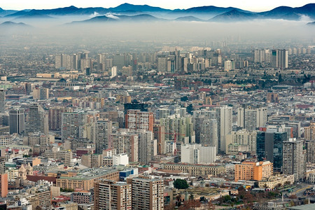圣地亚哥智利首都大市区圣地亚哥市中心有一层烟雾覆盖子山爬坡道图片