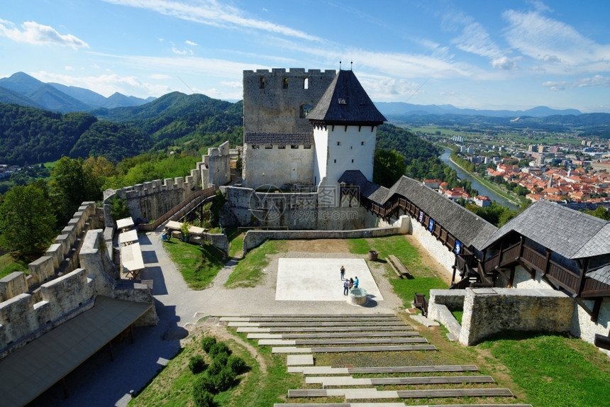 山镇蜿蜒斯洛文尼亚Celje中世纪城堡萨文贾河上方图片
