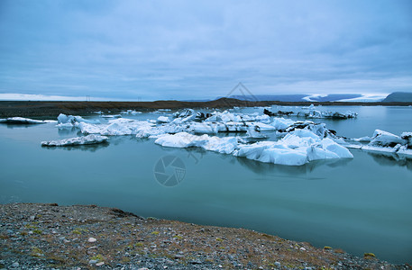 宁静斯堪的纳维亚场景晚上在冰岛Jokulsarlon湖边的冰山图片