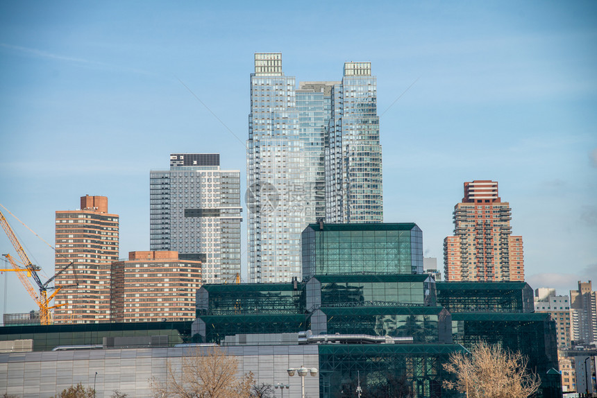 摩天大楼城市的著名现代曼哈顿天线在阳光明媚的日子图片
