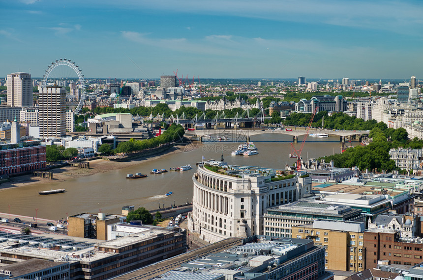 夏季伦敦航空视图与泰晤士河沿线的建筑地点屋顶著名的图片