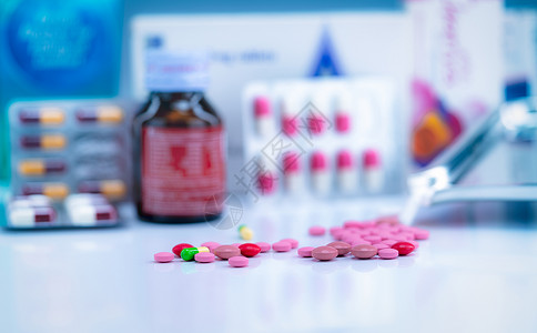 端午制曲禁忌症盒布洛芬在模糊的药托瓶子和胶囊中用彩色药剂店的背景保健和用于治疗疾病药物的使用品工业医制背景