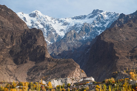 吉尔吉特巴尔蒂斯坦巴基斯坦GilgitBaltistan的KarimababHunza山谷秋天与古老的Baltit堡和树叶一起在卡拉科姆山脉上雪盖背景