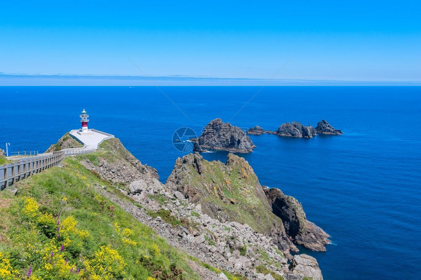 海景土地角闪岩将大西洋和坎塔布里世界最古老的岩石分开奥特加尔角阿圭隆人闪光灯塔Ortegal角Aguillons人闪石以其果实闻图片