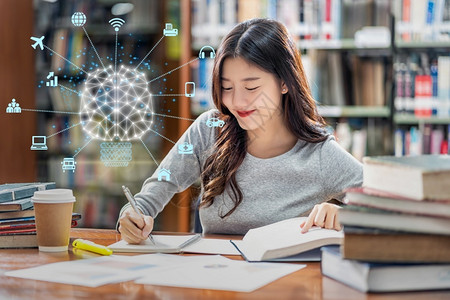 日本图书馆人造智能的多角大脑形状具有各种标志智能城市ThindsInternetTechTech横跨亚洲青年学生穿着临时西装在大学图书馆读设计图片