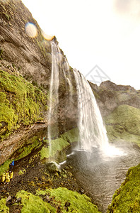 坠落彩虹流动的Seljaland瀑布冰岛有水和植被的惊人景观图片