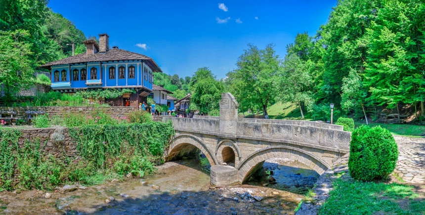 遗产72019在保加利亚Etar建筑民族地理综合体的Etar建筑石雕桥上在一个阳光明媚的暑假日保加利亚Etar村大面积全景摄影石图片