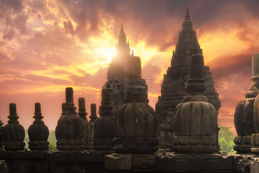 古老的位于印度尼西亚爪哇日惹附近的CandiPrambanan或RaraJonggrang印度教寺庙后面的旭日照耀着早晨出和古建图片