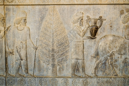 描写对亚美尼人和巴比伦敬礼的举手者进行巴萨救济向伊朗希拉兹PersepolisFars省南部东楼梯Apadana国王送礼历史的物背景图片