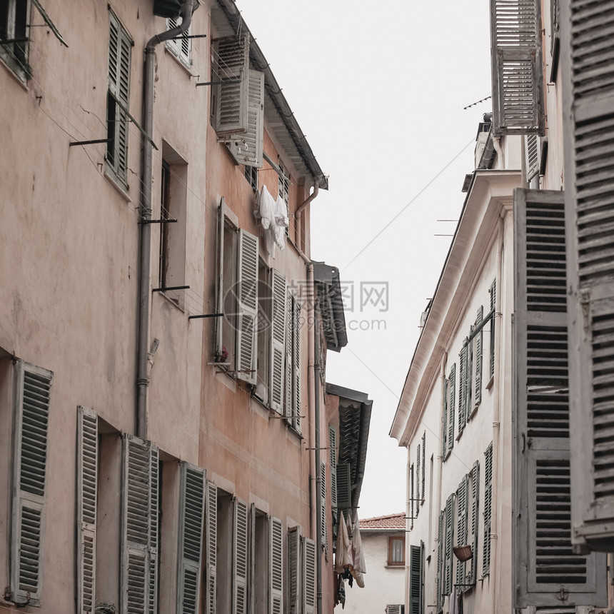 流浪癖丰富多彩的褪色古城尼斯法国里维埃拉阿苏尔角兰西帕斯特尔的旧古老历史城市Nice法国帕切尔斯潮流逐渐淡化到广场的成分图片