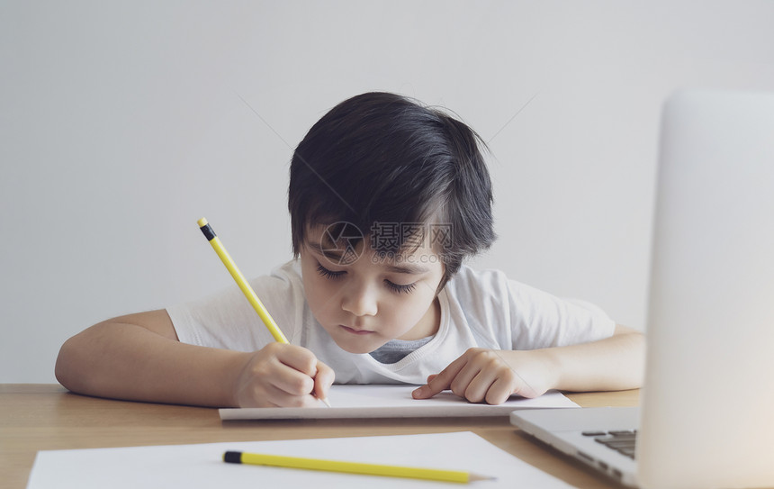 写作儿童使用笔记本电脑在互联网上搜索信息而校友与学生在19岁入校期间却不上学社交娱乐习在线教育等课程中被隔离2019新型冠状测试图片