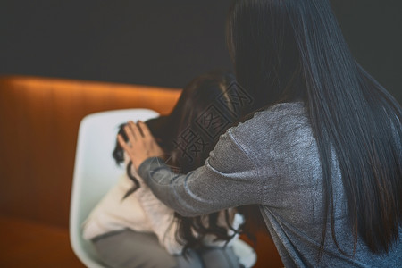 劝说年轻的亚洲女专业心理医生在现代家庭或医院检查室的起居或医院检查向女病人提供心理咨询健康概念亚洲女专业心理医生治疗师认知的背景