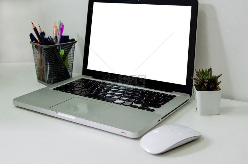 电脑笔记本桌面模拟空白色和鼠标用于放置文本或信息以宣传新闻或在线销售产品概念营业务电脑笔记本模拟空白色和鼠标在桌面上用于放置文本图片