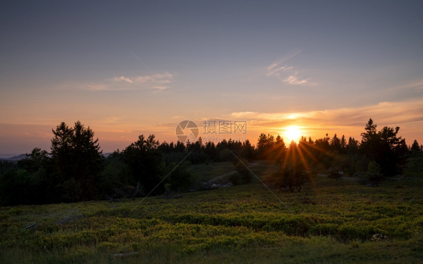 日落时KahlerAsten山峰德国最著名的Sauerland地区山的全景形象自然风优美卡勒图片