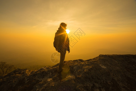 月光人走在日落的天空中充满活力草地祈祷图片