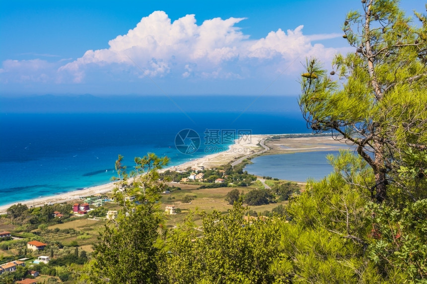 希腊莱夫卡达岛希腊勒夫卡达上长沙滩由风和筝冲浪者首选它覆盖45公里长旅行目的地海滩图片