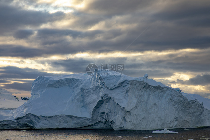 在南极附近的冰山上创造出美丽的光芒太阳通过云层照射温暖的阳光湖稀有情绪图片