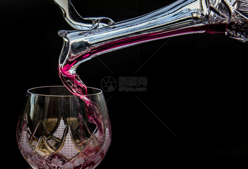 放松平整的成份由从投瓶中倒红葡萄酒到玻璃传统酿酒和调概念自由文字空间选择焦点等混合成有机的红色图片
