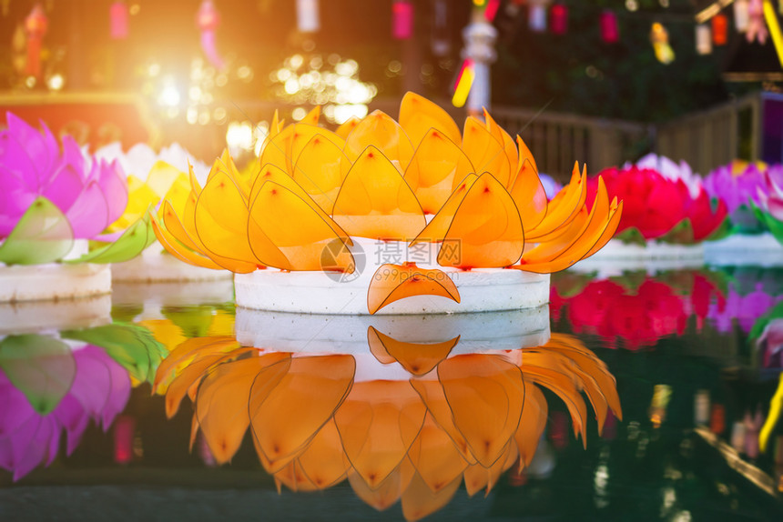 丰富多彩的水面上漂浮着泡沫制成的花朵用于LoyKratong节或泰国新年和河流女神礼拜仪式12月满是泰国著名的节日亚洲人花的图片