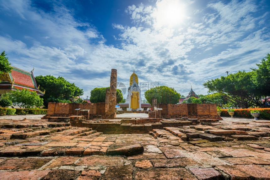 艾蓝色的在WatPhraSiRattanaMaha的佛像也被称为WatYai是佛教寺庙wat吸引泰国Phitsanulok的公共图片