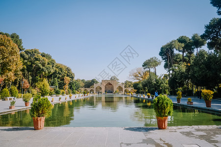 苏东城市的伊朗人Isfahan花园的树木包围着古老的ChehelSotoun宫殿新鲜背景