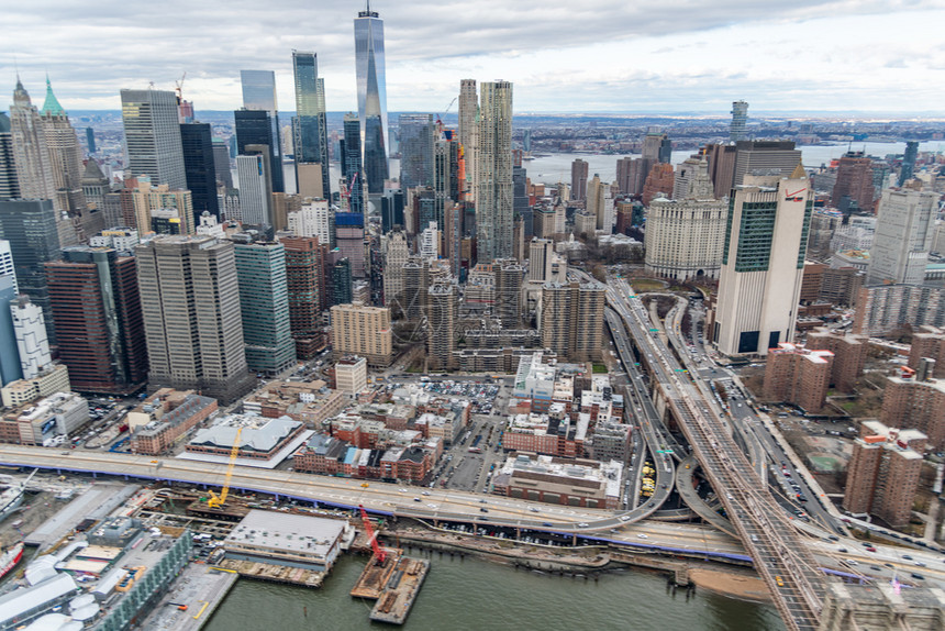 路外对曼哈顿大楼和直升机沿河的模糊空中巡视图片