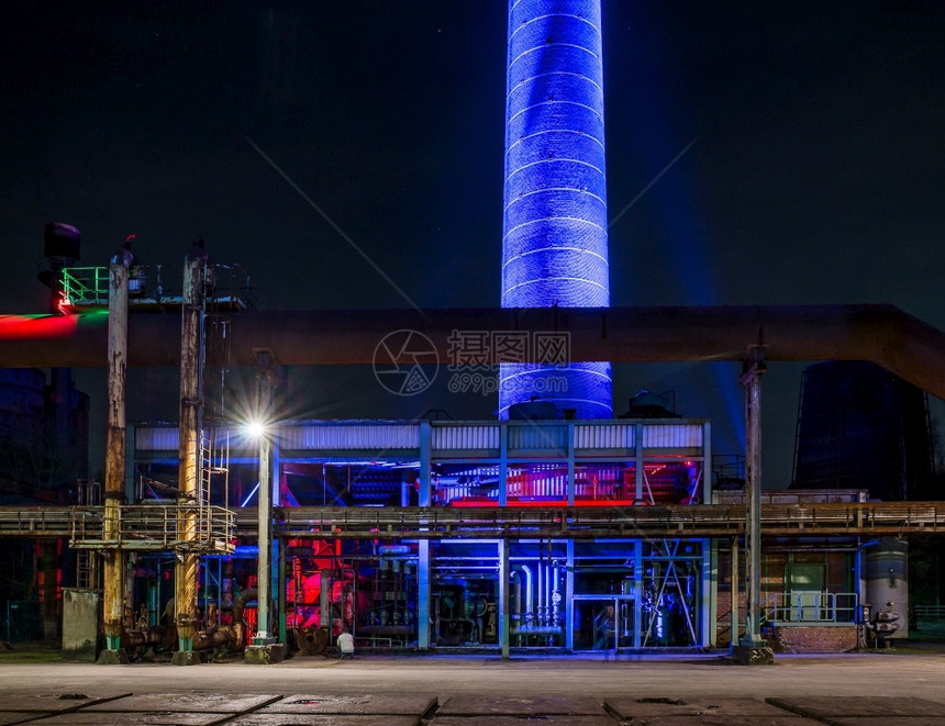 照明晚上德国杜伊斯堡Landschafts公园的白化钢建筑发电机图片