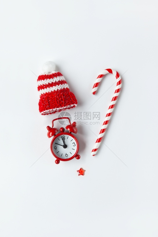 礼物莫斯科有条纹的圣诞成份甘蔗糖果小模拟时钟条纹帽子明星在白色背景中以心的形式展现在白底面上最低节日概念社交媒体的假日概念贺卡图片