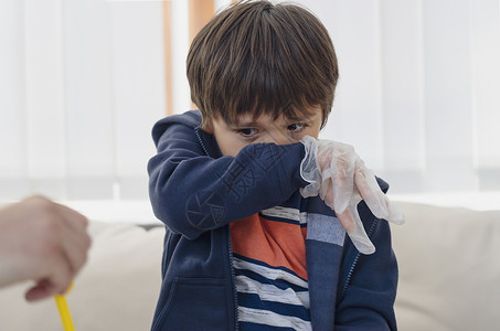 有贪必抓拥有肮脏的收费孩子用手臂遮住鼻和嘴孩在做科学项目时过敏和打喷嚏孩子抓鼻有灰尘过敏和儿童哮喘引起的反射或干热背景