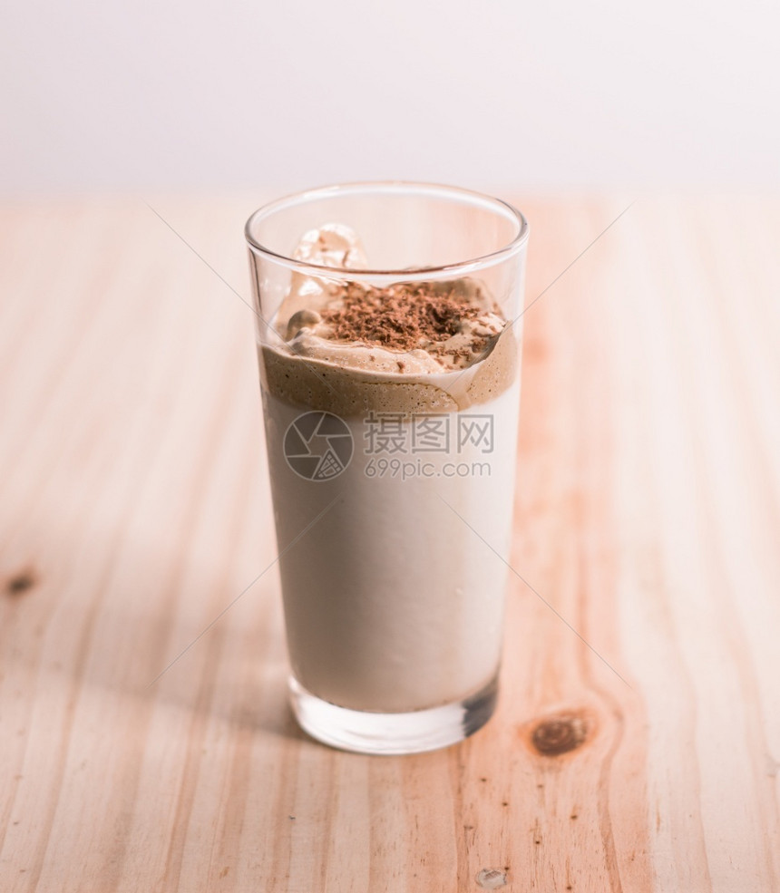 由自制的Dalgona咖啡杯装在木制纸质桌面板顶上将即时咖啡倒在底部新鲜牛奶放在底部现代韩国饮料Trendy饮料中拿铁美味的糖图片