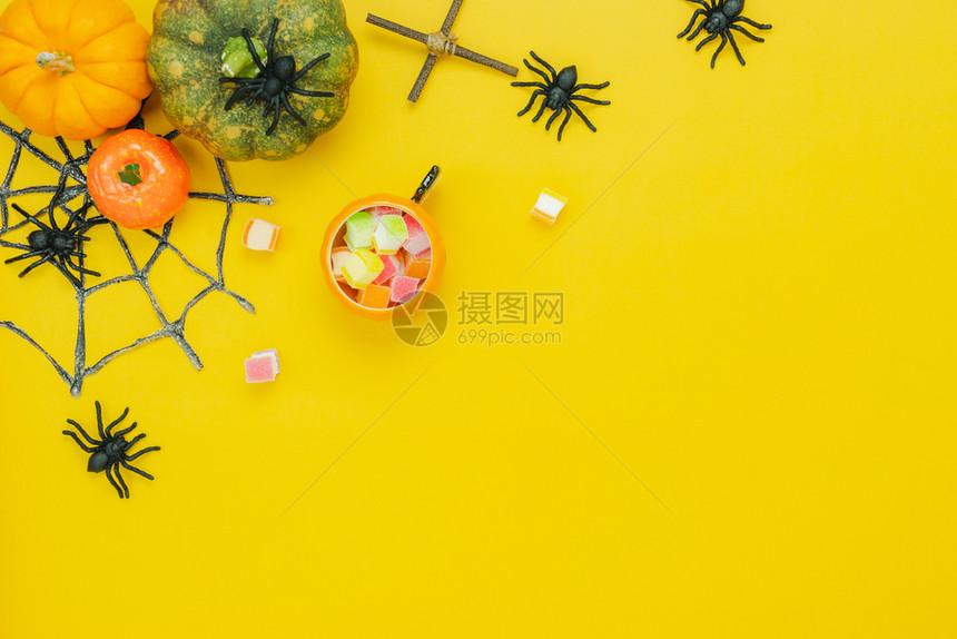 卡片在黄纸空间上盛装南瓜甜糖用于创意设计校对PortnoySpaceFlatFlit外衣配件基本物品概念平杰克图片