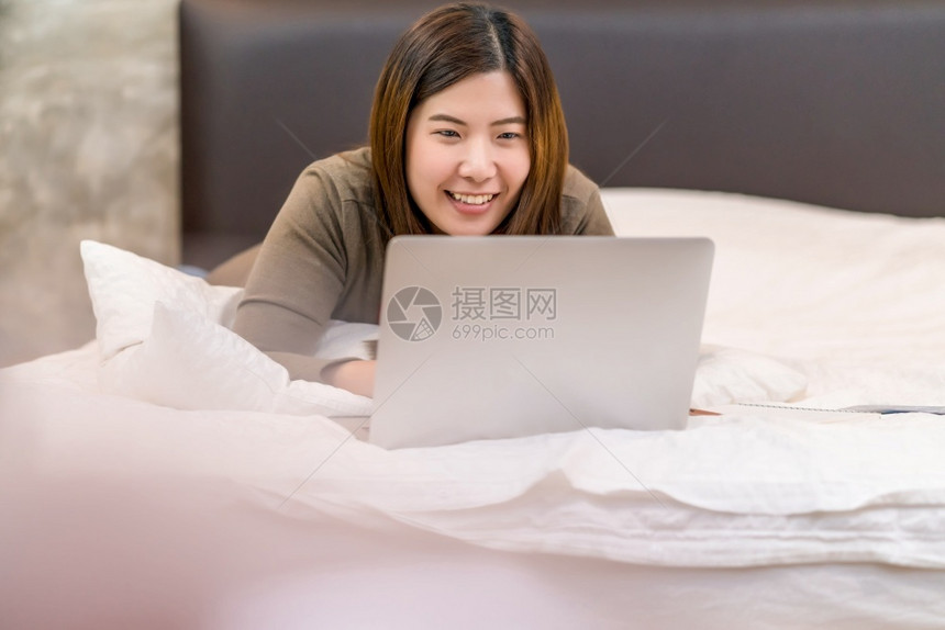 广告亚洲商业妇女使用技术笔记本电脑在家室内卧工作自由与企业家创和者企主生活方式职业社会距离和自我责任等亚洲商业妇女流行病士图片